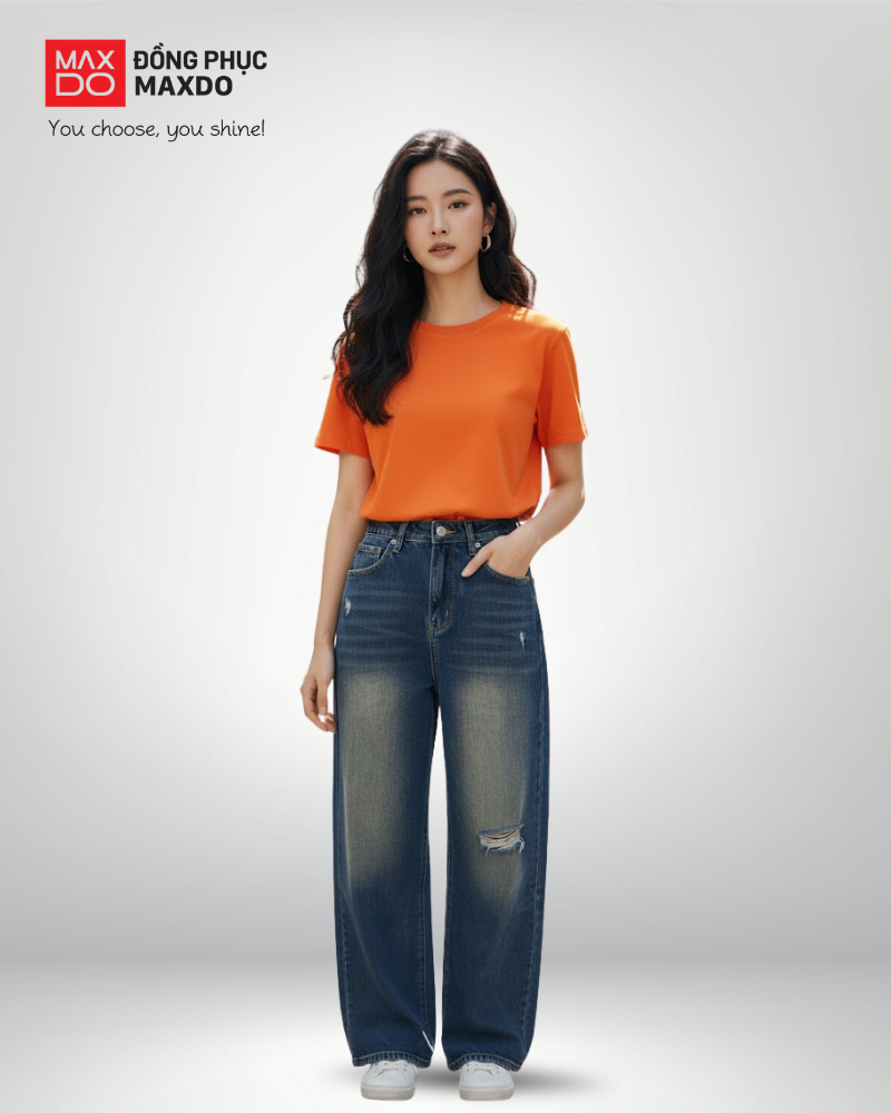 Áo thun màu cam cổ tròn phối cùng quần jeans