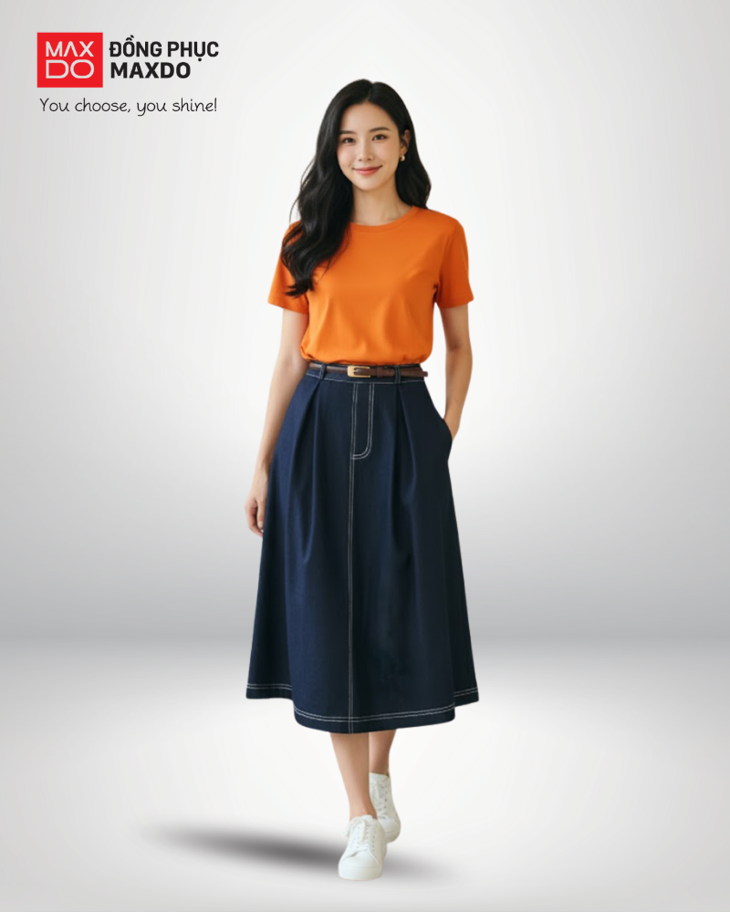 Áo thun cam phối với chân váy chữ A có viền chỉ nổi