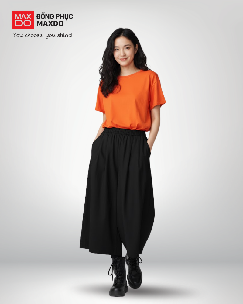 Áo thun màu cam cổ tròn phối với quần Culottes màu đen
