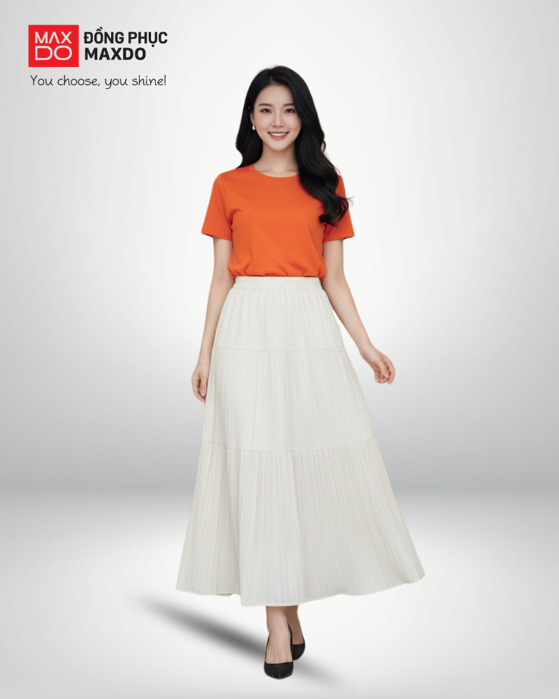 Áo thun màu cam cổ tròn phối với chân váy xòe màu trắng