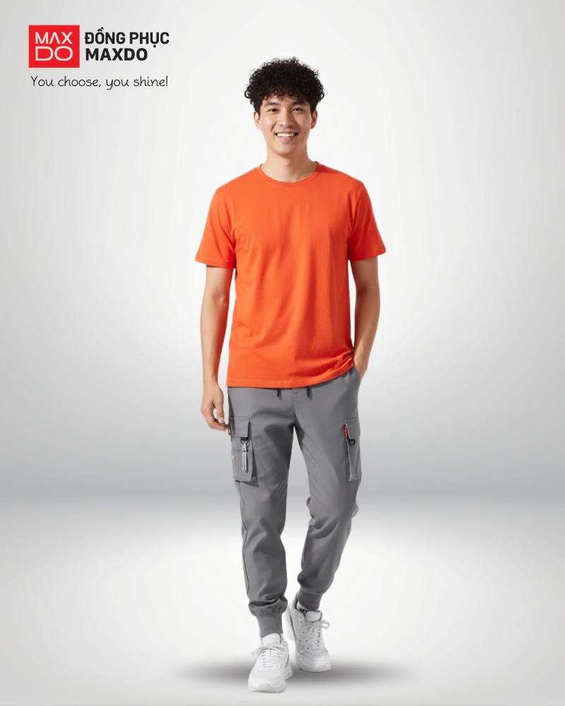 Áo thun màu cam phối với quần jogger màu ghi