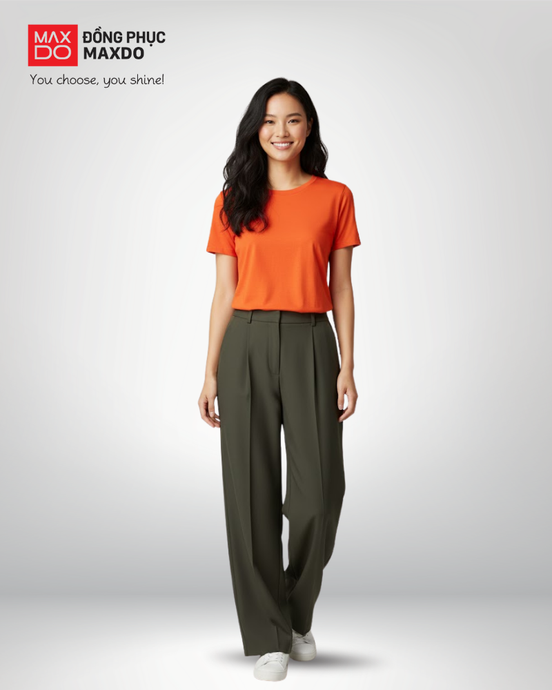 Áo thun màu cam phối với quần tây màu nâu sẫm