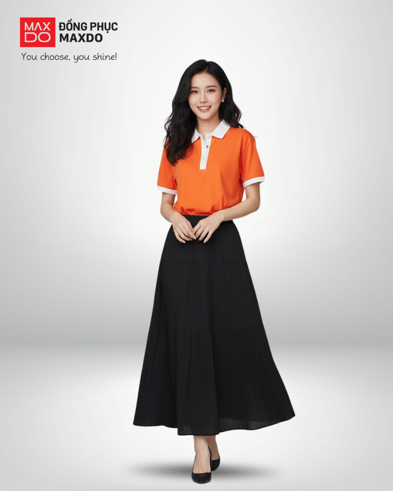Áo thun màu cam cổ polo phối với chân váy xòe màu đen