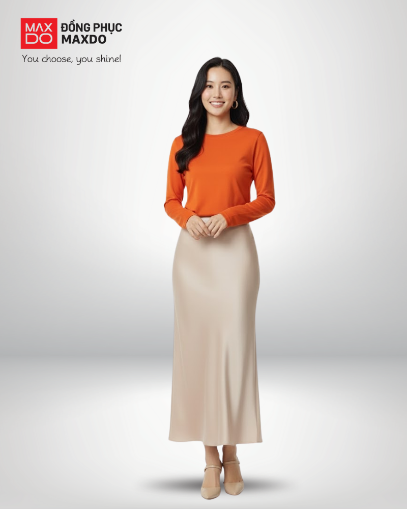 Áo thun cam tay dài phối với chân váy lụa màu be