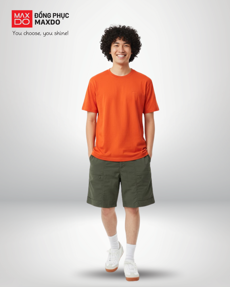 Áo thun màu cam phối với quần short kaki dành cho nam