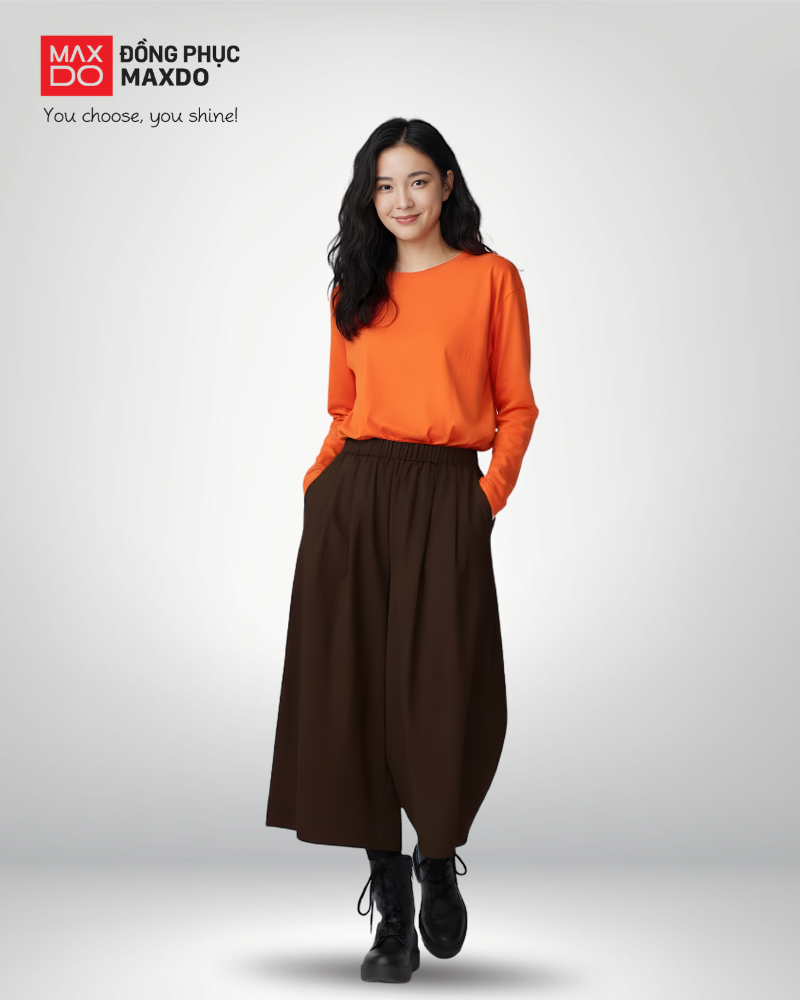 Áo thun màu cam tay dài phối cùng quần culottes màu nâu cafe