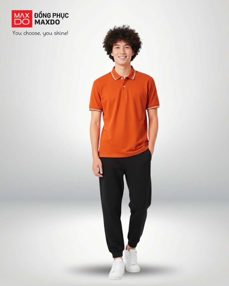 Áo thun màu cam phối với quần jogger màu đen