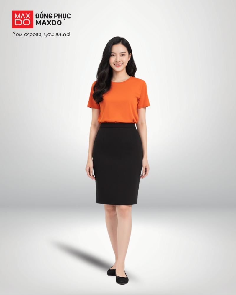 Áo thun cam phối với chân váy bút chì màu đen