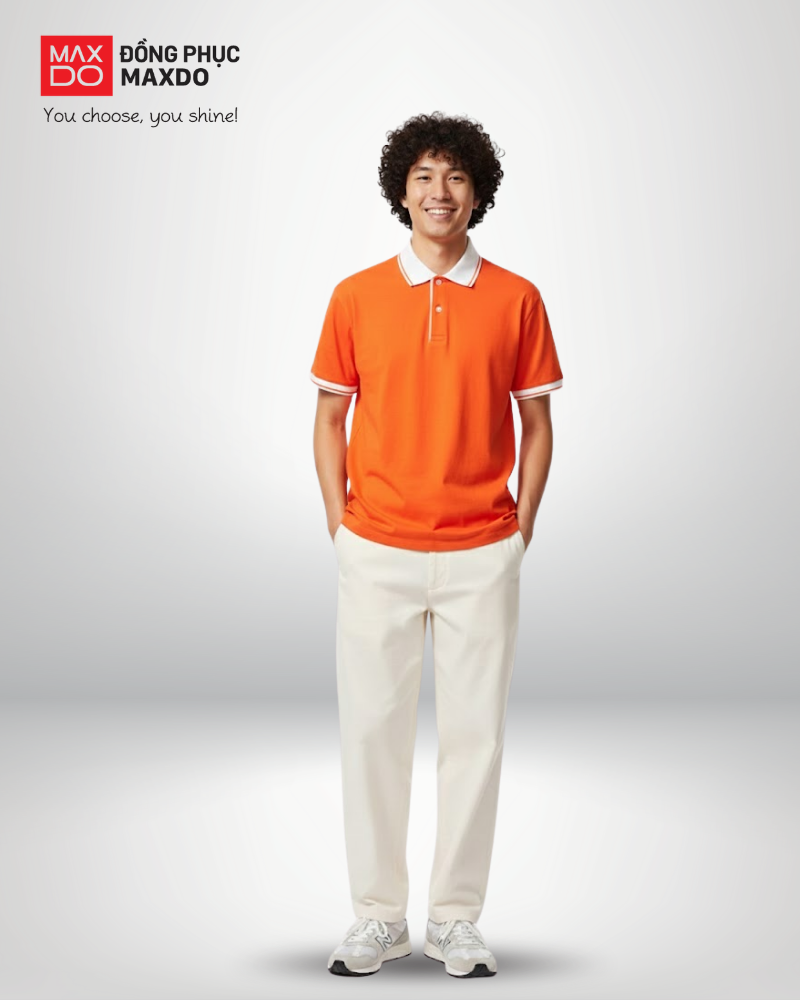 Áo thun màu cam cổ polo phối với quần kaki màu trắng cho nam