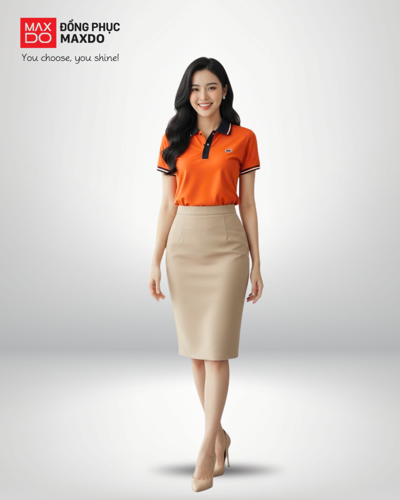 Áo thun cam cổ polo phối với chân váy bút chì màu be