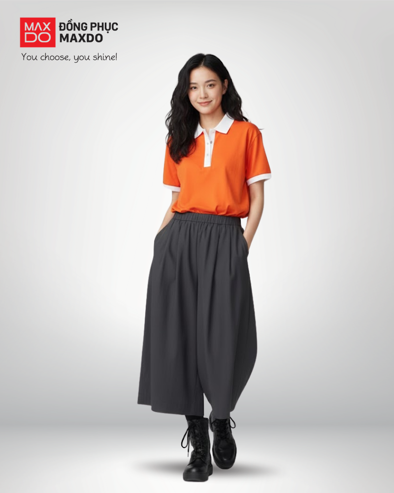 Áo thun màu cam cổ polo phối với quần Culottes màu ghi đậm
