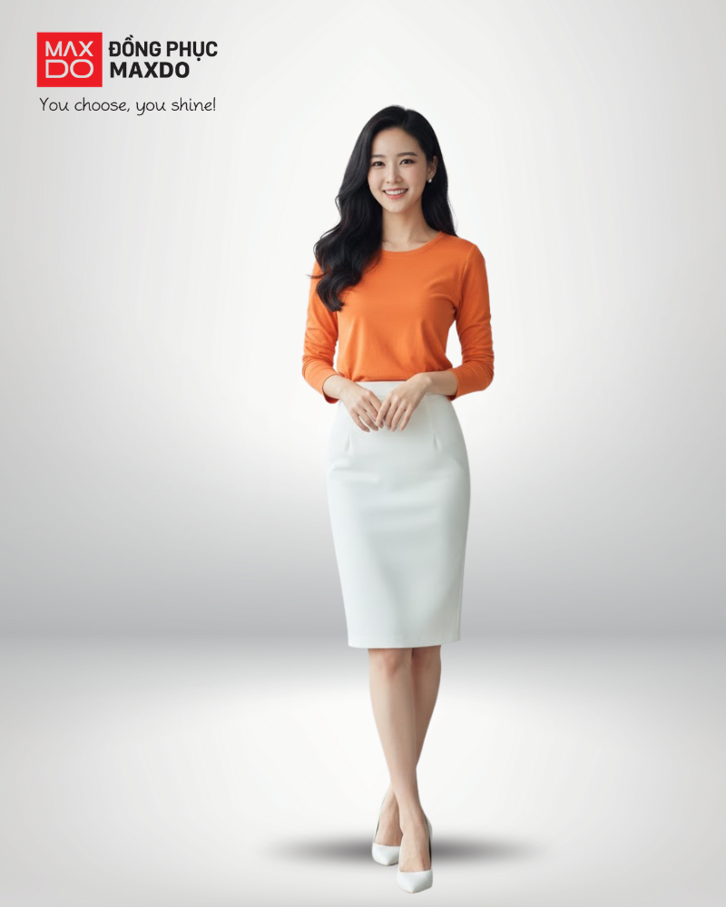 Áo thun cam tay dài phối với chân váy bút chì màu trắng