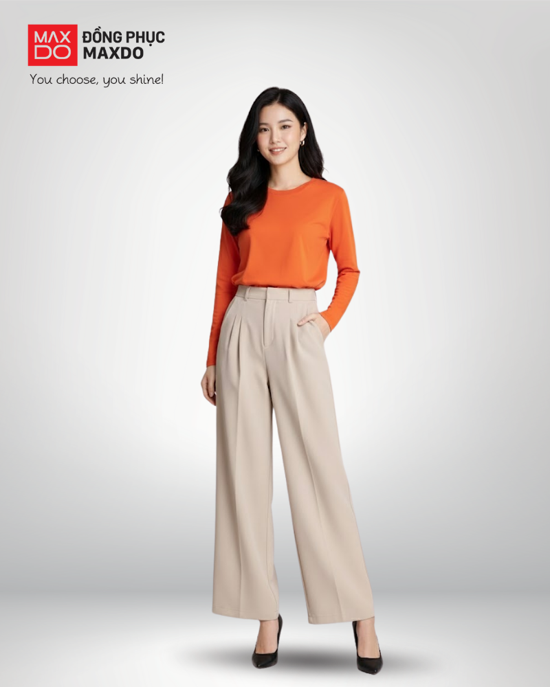 Áo thun màu cam tay dài phối với quần tây màu be