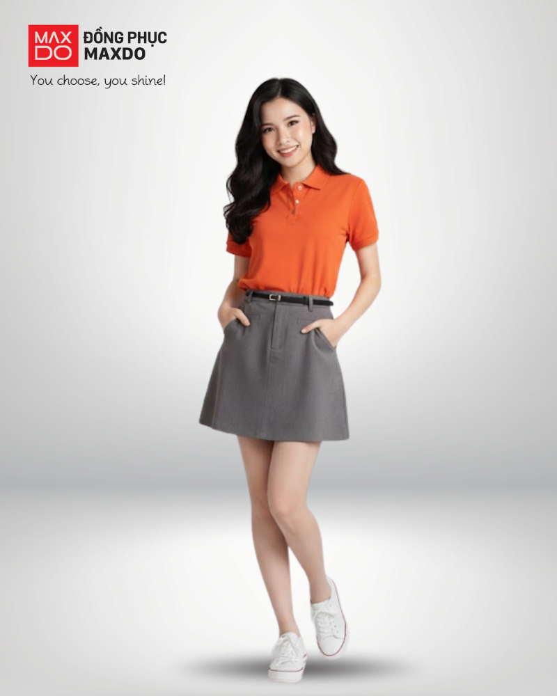 Áo thun cam cổ polo phối với chân váy chữ A màu ghi nhạt