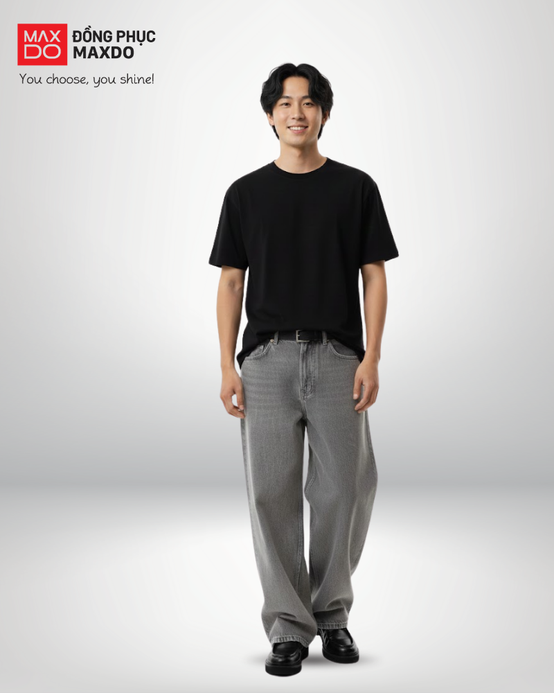 Áo thun đen cổ tròn phối cùng quần jeans màu xám khói.