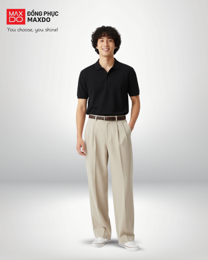 Áo thun đen cổ polo phối cùng quần tây màu be sáng.