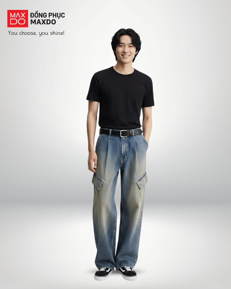 Áo thun đen cổ tròn phối cùng quần jeans màu xanh khói.