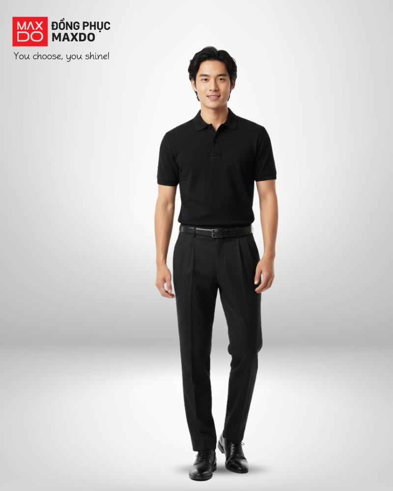 Áo thun đen cổ polo phối cùng quần tây ống suông màu đen.