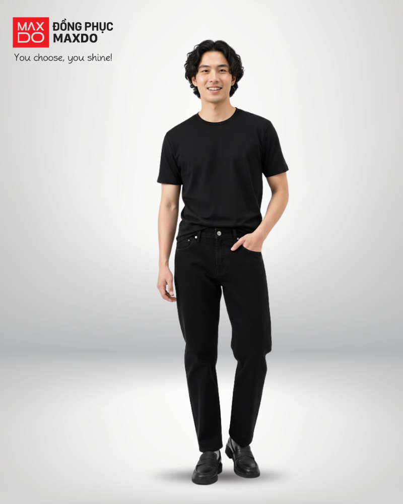 Áo thun đen cổ tròn phối cùng quần jeans màu đen.
