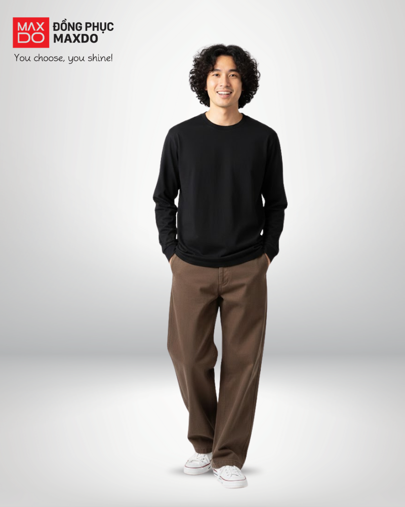 Áo thun đen tay dài phối cùng quần kaki màu nâu đậm.
