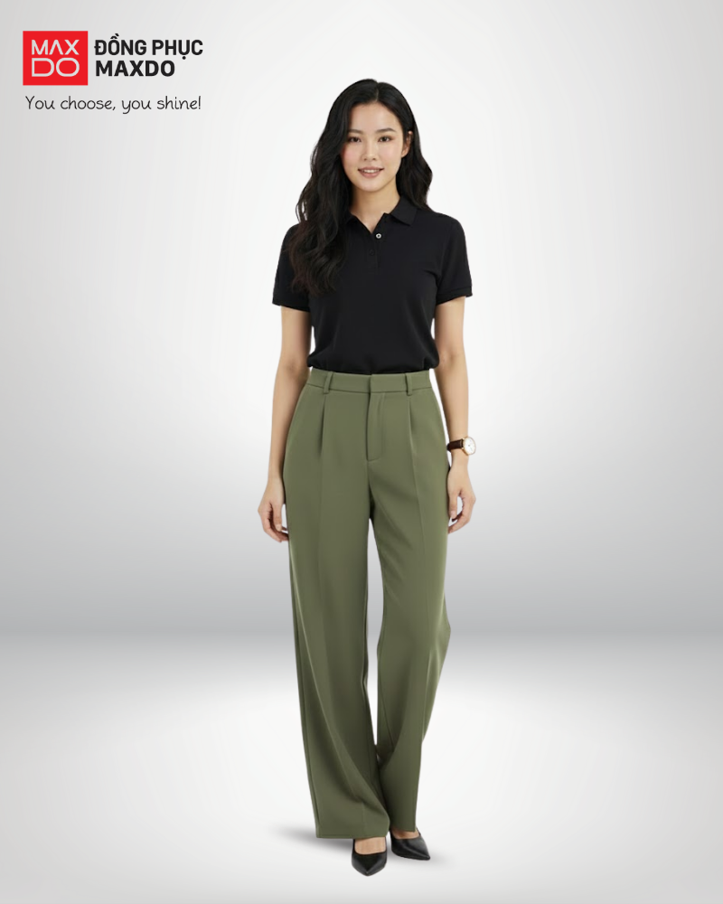 Áo thun đen cổ polo phối cùng quần tây màu xanh. 