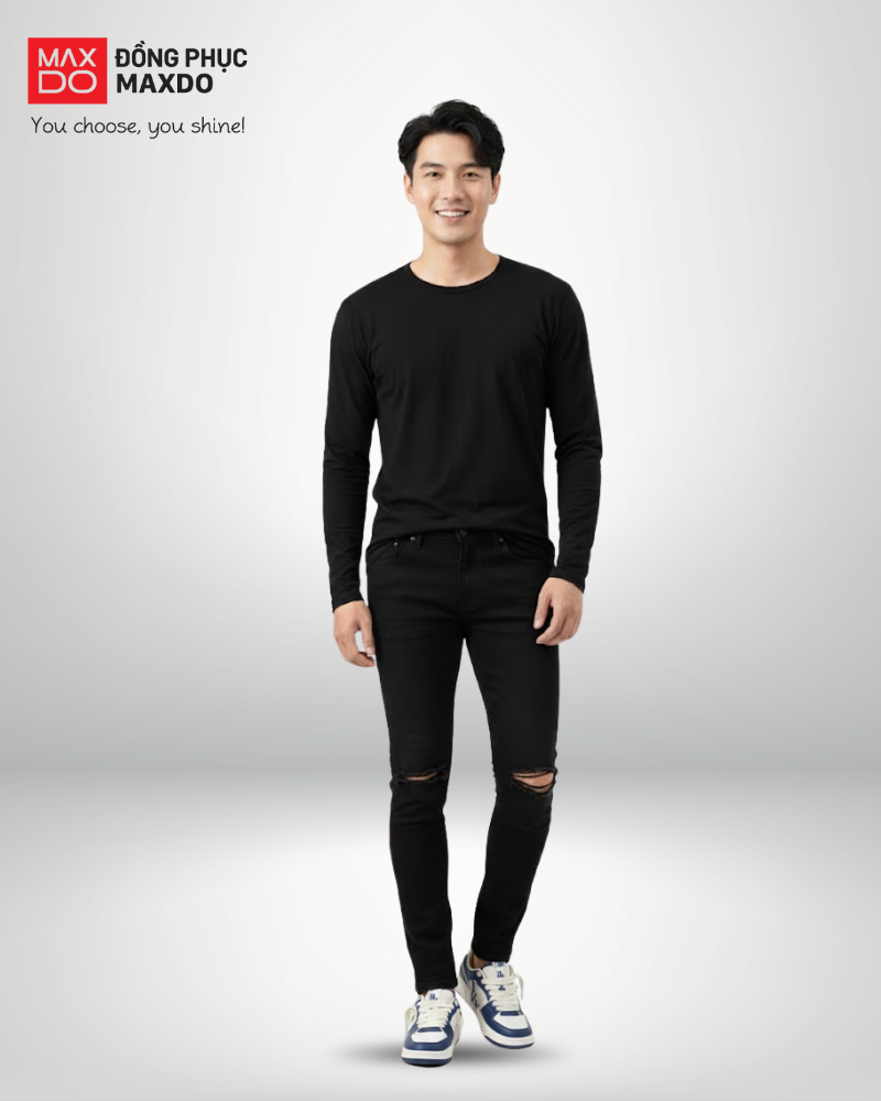 Áo thun đen tay dài phối cùng quần kaki màu đen.