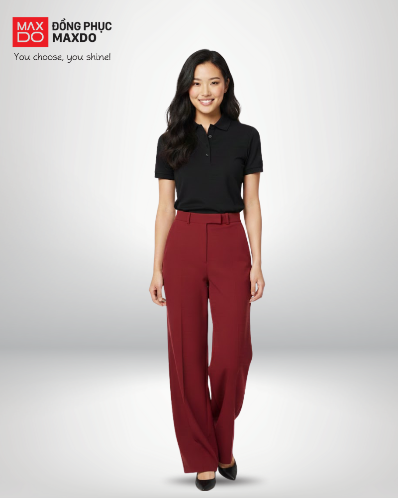 Áo thun đen cổ polo phối cùng quần tây màu đỏ rượu vang.