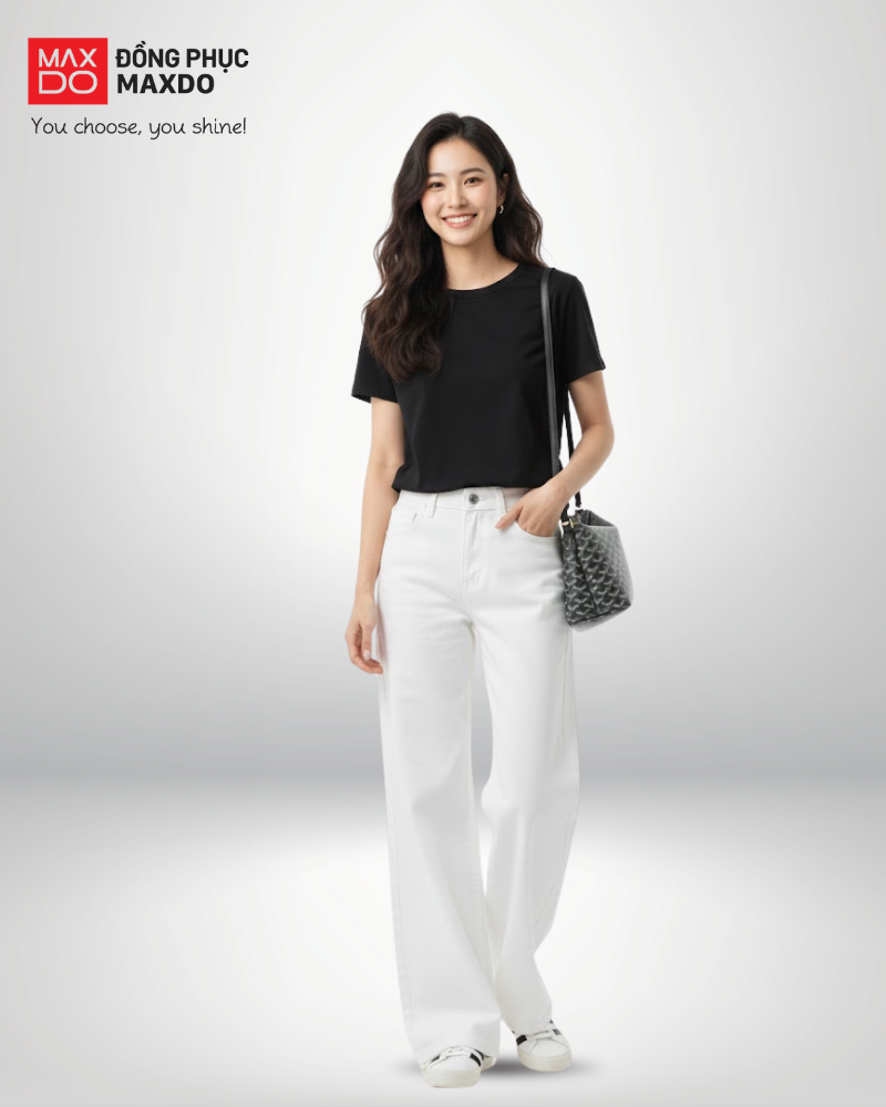 Áo thun đen cổ tròn phối cùng quần kaki màu trắng.