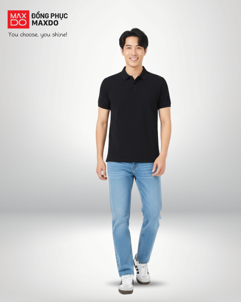 Áo thun đen cổ polo phối cùng quần jeans màu xanh.