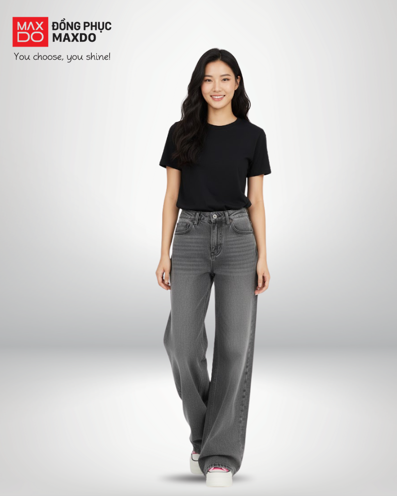Áo thun đen cổ tròn phối cùng quần tây màu xám khói.