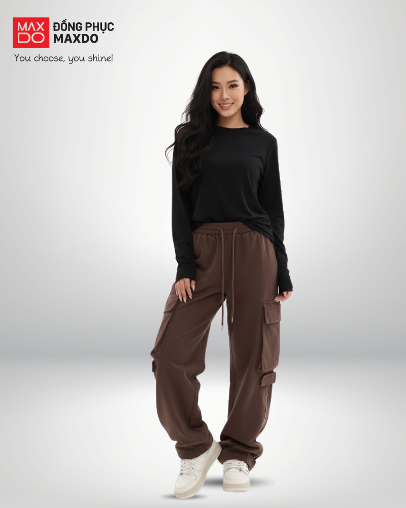 Áo thun đen tay dài phối cùng quần cargo màu nâu.