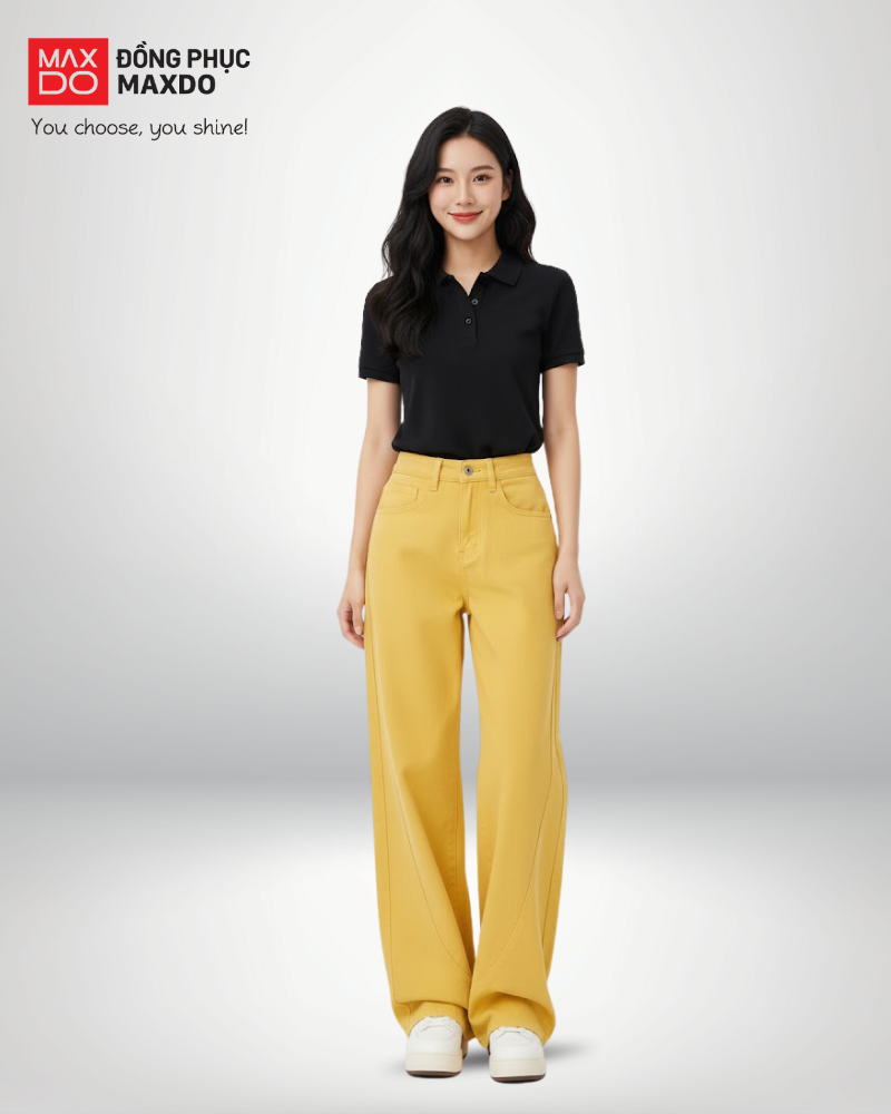 Áo thun đen cổ polo phối cùng quần kaki màu vàng nhạt.