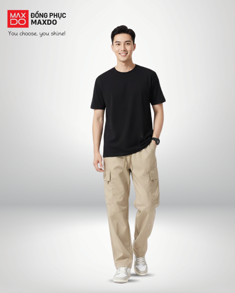 Áo thun đen cổ tròn phối cùng quần cargo màu nâu nhạt.