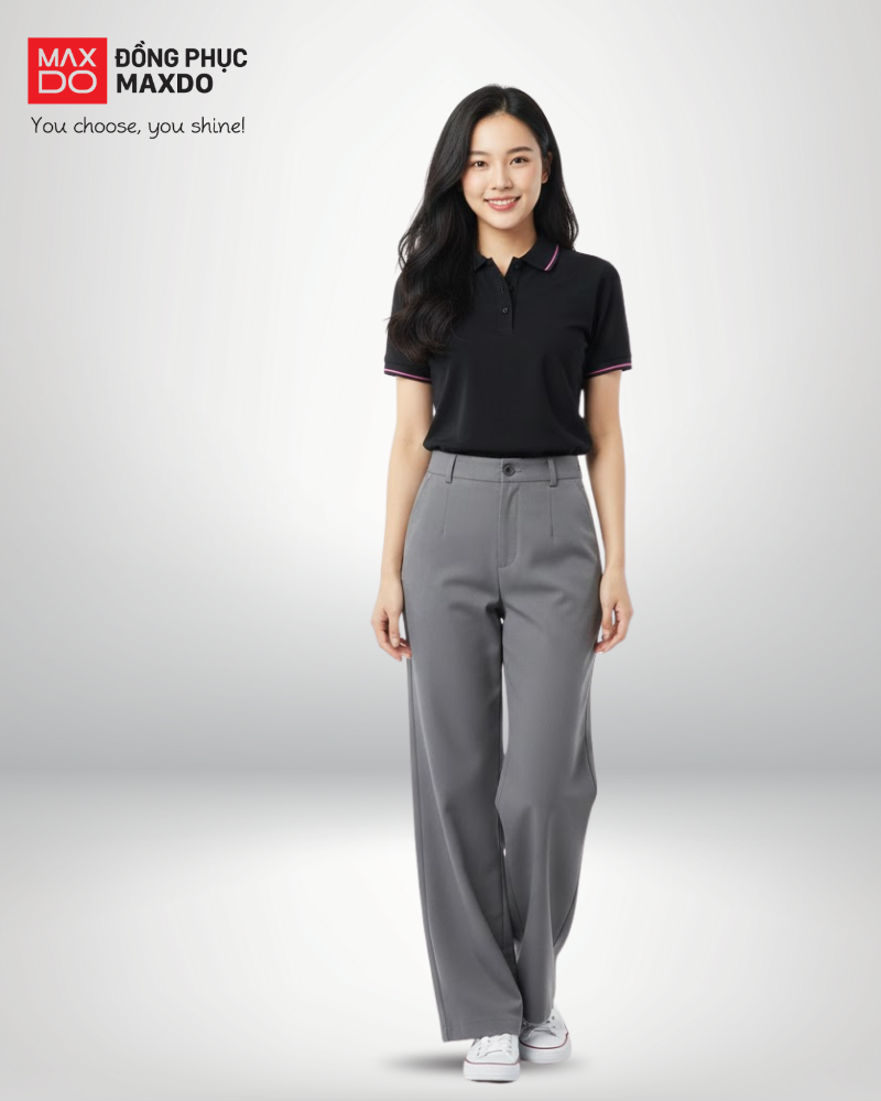Áo thun đen cổ polo phối cùng quần tây màu xám.