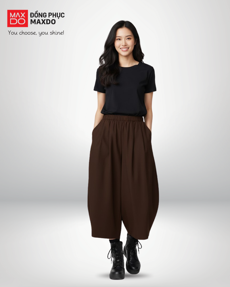 Áo thun đen cổ tròn phối cùng quần culottes màu nâu đậm.