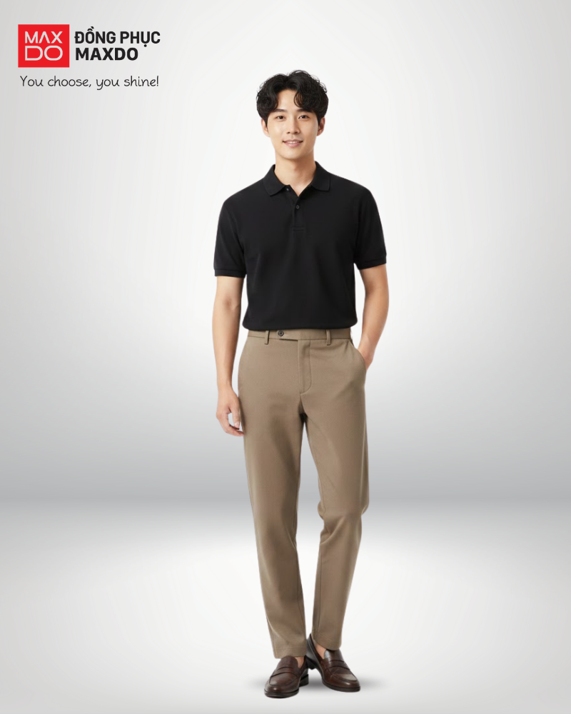 Áo thun đen cổ polo phối cùng quần tây ống suông màu nâu.