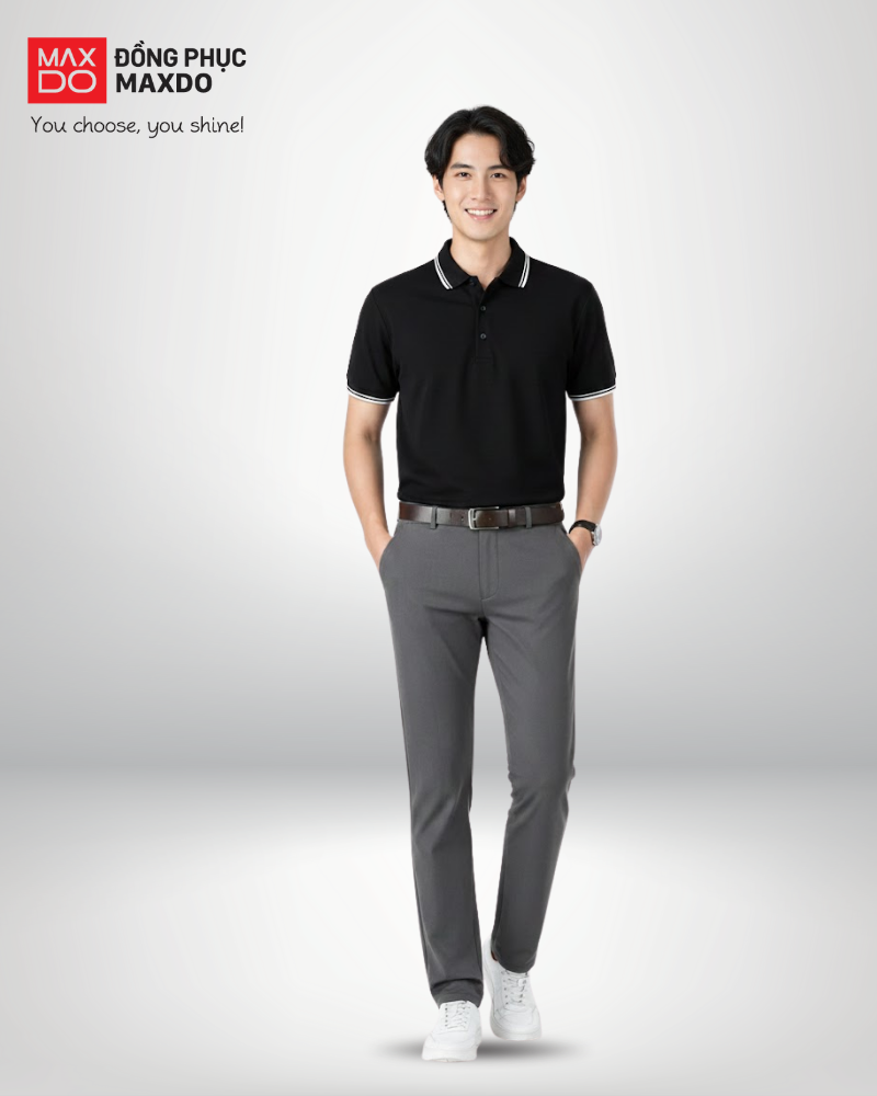 Áo thun đen cổ polo phối cùng quần tây màu xám đậm.