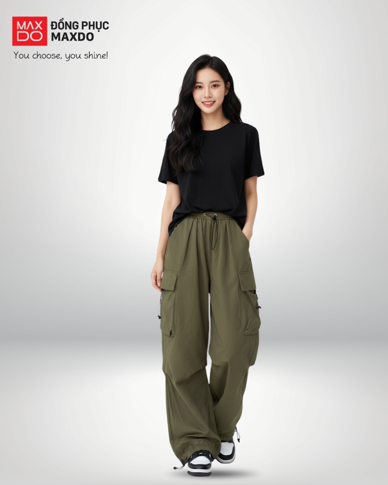 Áo thun đen cổ tròn phối cùng quần màu rêu.