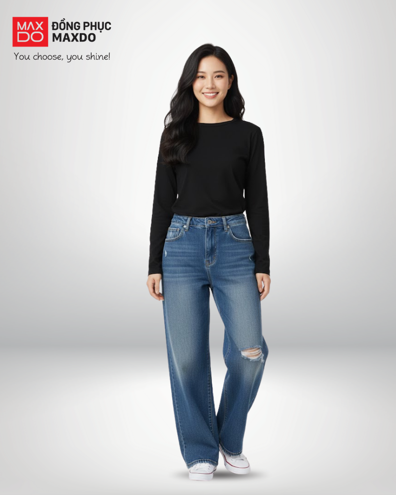 Áo thun đen tay dài phối cùng quần jeans màu xanh.