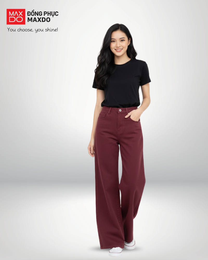 Áo thun đen cổ tròn phối cùng quần kaki ống suông màu đỏ đô.