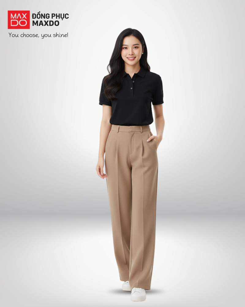 Áo thun đen cổ polo phối cùng quần tây màu nâu nhạt.