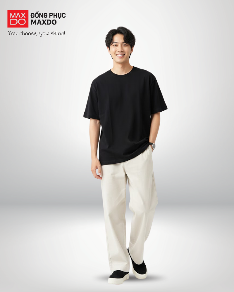 Áo thun đen cổ tròn phối cùng quần tây màu be sáng.