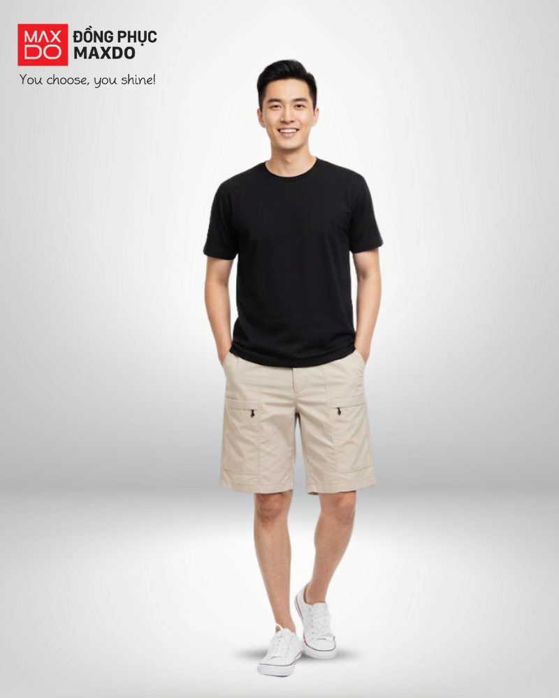 Áo thun đen cổ tròn phối cùng quần short màu be sáng.