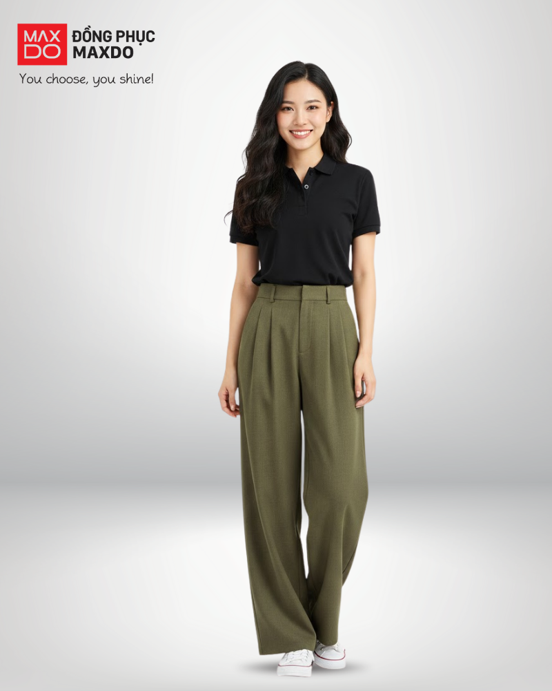 Áo thun đen cổ polo phối cùng quần tây màu xanh rêu.