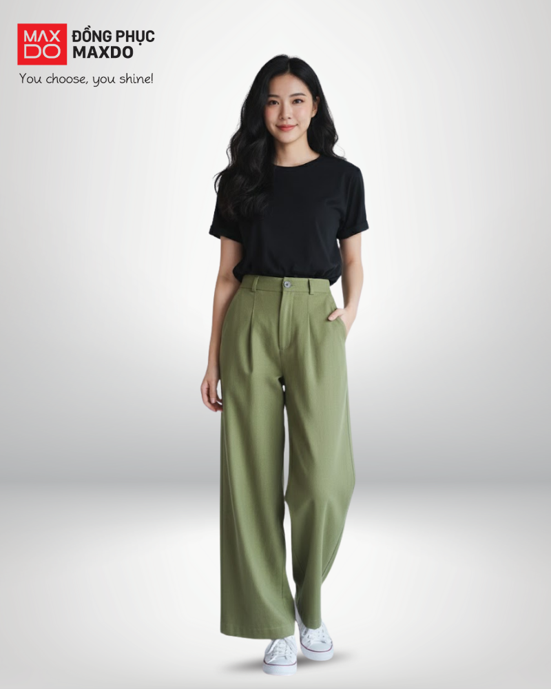 Áo thun đen cổ tròn phối cùng quần tây ống rộng màu xanh nhạt.