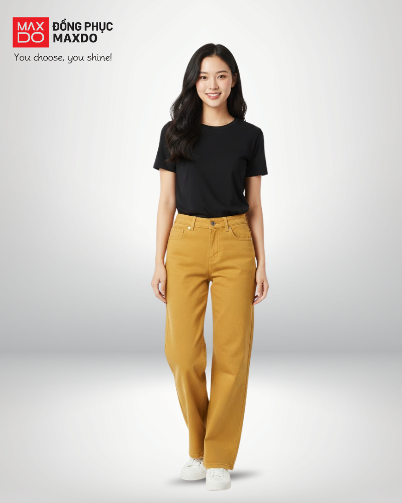 Áo thun đen cổ tròn phối cùng quần kaki màu vàng mù tạt.