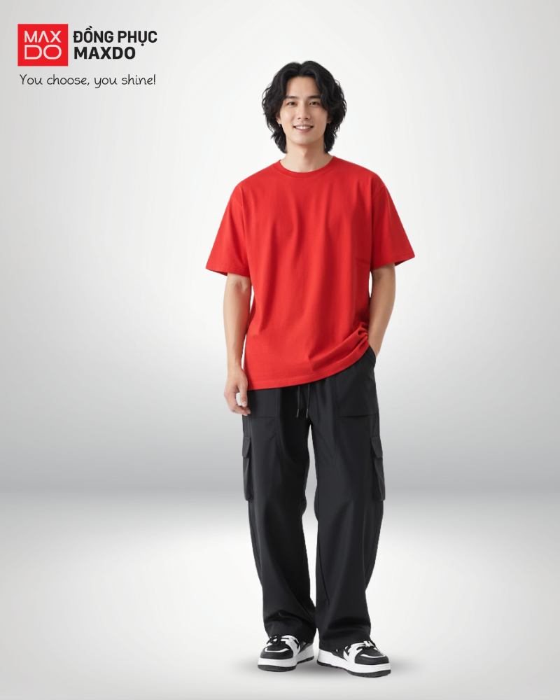 Áo thun đỏ cổ tròn phối cùng quần cargo màu đen.