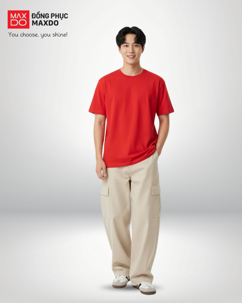 Áo thun đỏ cổ tròn phối cùng quần cargo màu be.