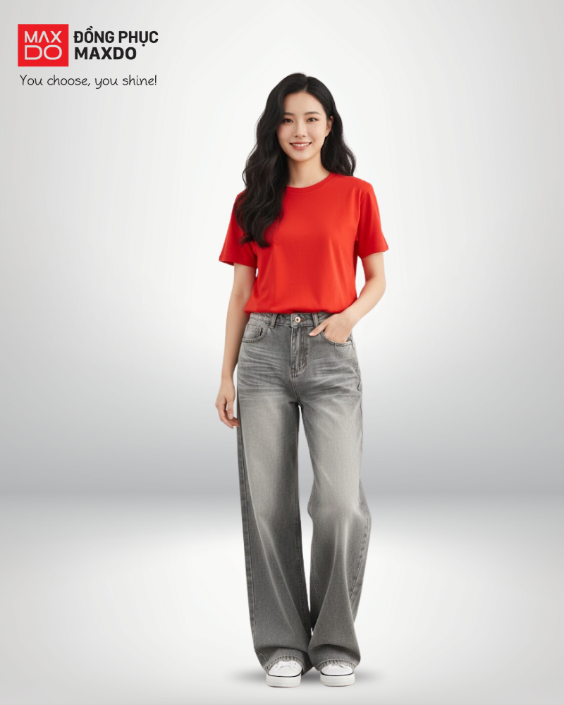 Áo thun đỏ cổ tròn phối cùng quần jeans màu xám khói.