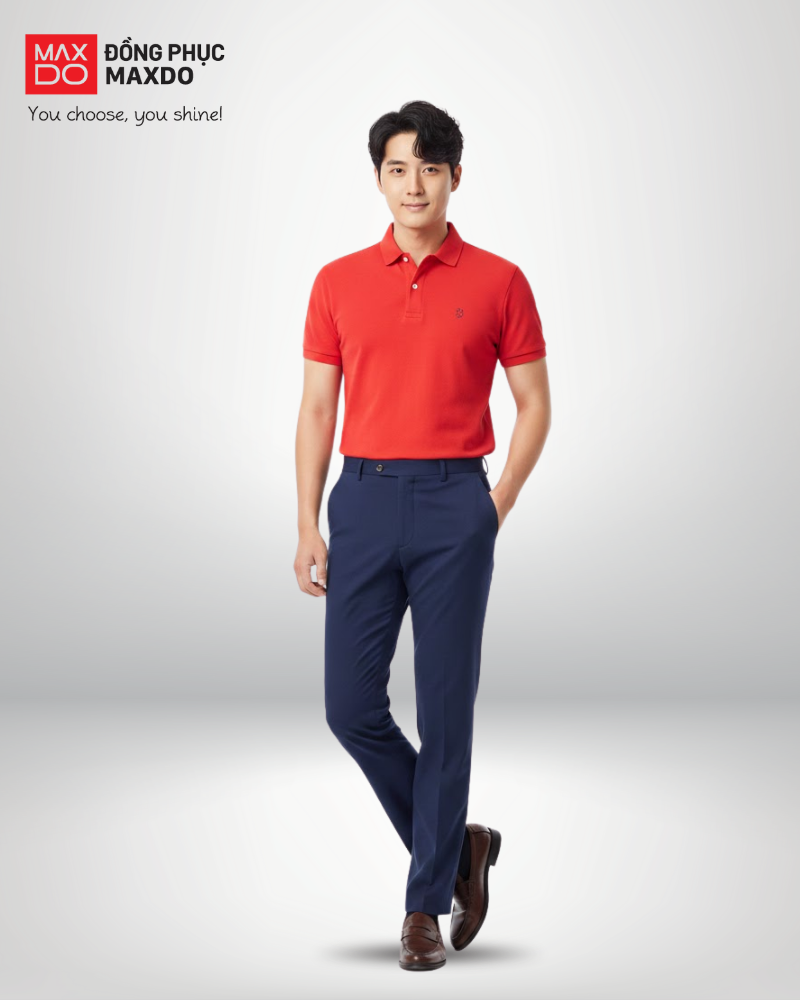 Áo thun đỏ cổ polo phối cùng quần tây màu xanh navy.